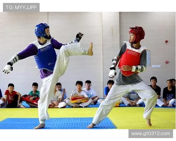 杭州足球队耐力之战精彩点评展现球队拼搏精神与战术智慧